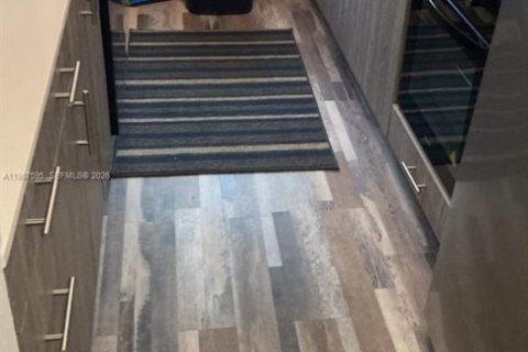 Condo in Miami Beach, Florida, 1 bedroom  № 2050990 - photo 2