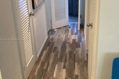 Condo in Miami Beach, Florida, 1 bedroom  № 2050990 - photo 9