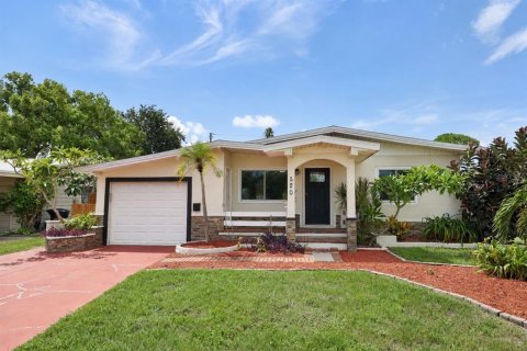 Villa ou maison à Saint Petersburg, Floride 3 chambres, 129.6 m2 № 2330308