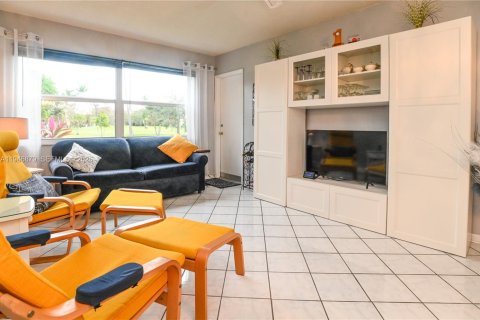 Condo in Lauderhill, Florida, 1 bedroom  № 2004103 - photo 15