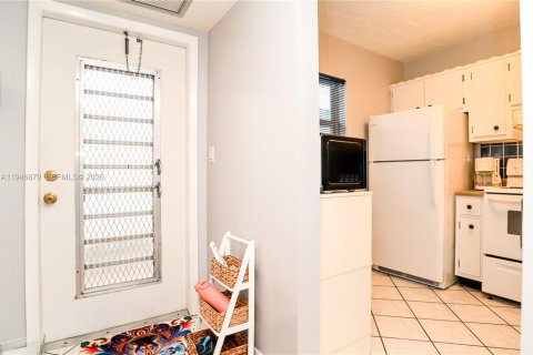 Condo in Lauderhill, Florida, 1 bedroom  № 2004103 - photo 10