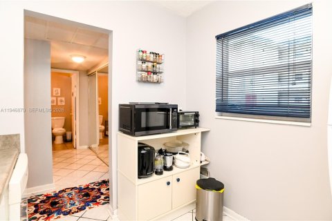 Condo in Lauderhill, Florida, 1 bedroom  № 2004103 - photo 9