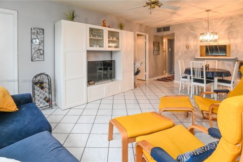 Condo in Lauderhill, Florida, 1 bedroom  № 2004103 - photo 16
