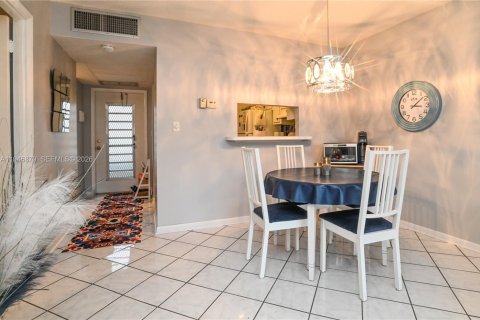 Condo in Lauderhill, Florida, 1 bedroom  № 2004103 - photo 11