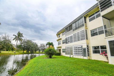 Condo in Lauderhill, Florida, 1 bedroom  № 2004103 - photo 3