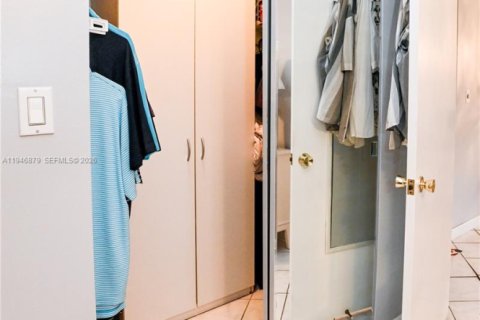 Condo in Lauderhill, Florida, 1 bedroom  № 2004103 - photo 29