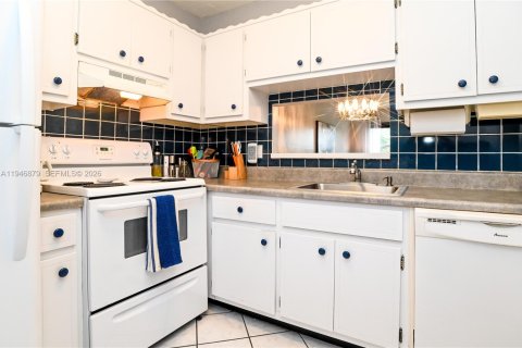 Condo in Lauderhill, Florida, 1 bedroom  № 2004103 - photo 7