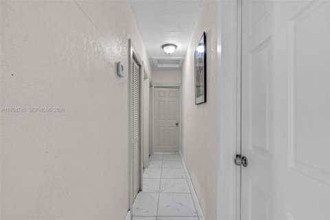 House in Miami, Florida 3 bedrooms, 134.34 sq.m. № 1996441 - photo 10