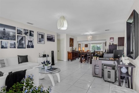 House in Miami, Florida 3 bedrooms, 134.34 sq.m. № 1996441 - photo 4