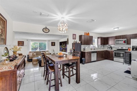 House in Miami, Florida 3 bedrooms, 134.34 sq.m. № 1996441 - photo 5