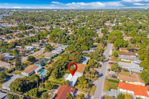 House in Miami, Florida 3 bedrooms, 134.34 sq.m. № 1996441 - photo 20