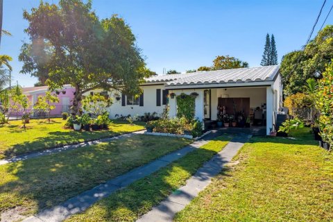 House in Miami, Florida 3 bedrooms, 134.34 sq.m. № 1996441 - photo 2