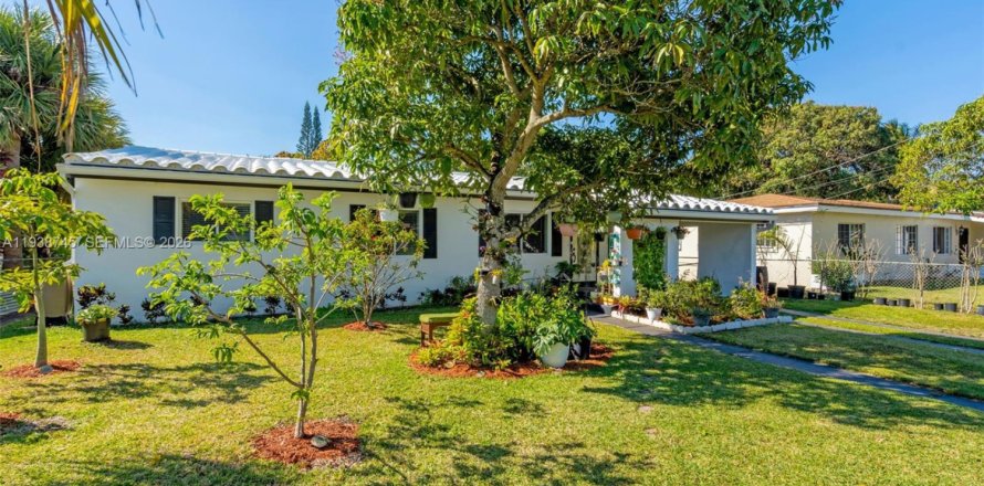 House in Miami, Florida 3 bedrooms, 134.34 sq.m. № 1996441
