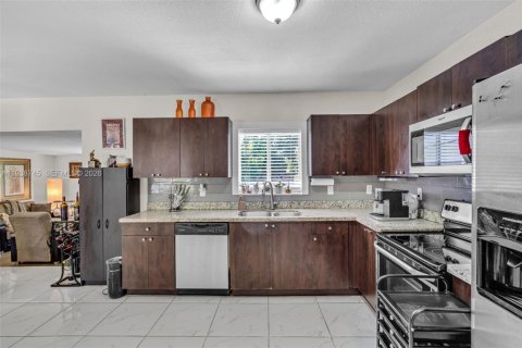 House in Miami, Florida 3 bedrooms, 134.34 sq.m. № 1996441 - photo 6