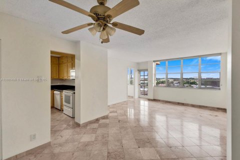 Copropriété à vendre à North Miami Beach, Floride: 2 chambres, 103.31 m2 № 2153870 - photo 6