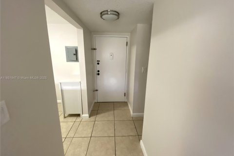 Condo in North Miami Beach, Florida, 1 bedroom  № 1875662 - photo 14