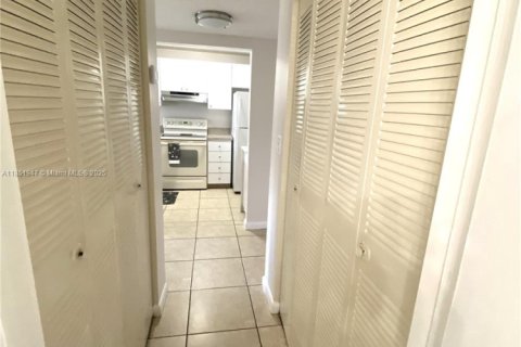 Condo in North Miami Beach, Florida, 1 bedroom  № 1875662 - photo 15