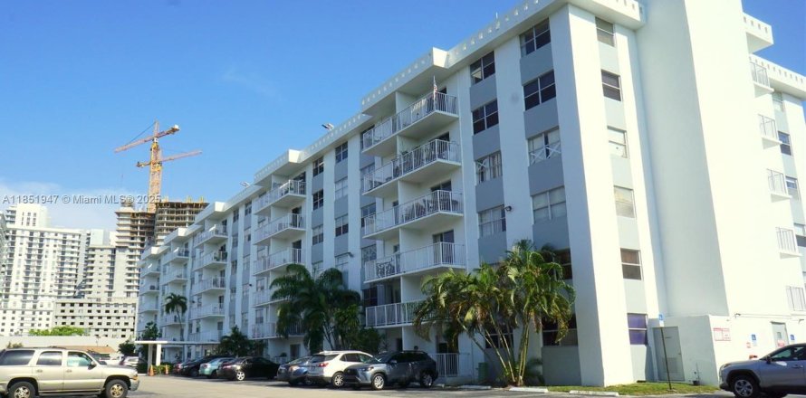 Condo in North Miami Beach, Florida, 1 bedroom № 1875662