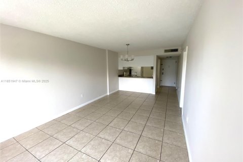 Condo in North Miami Beach, Florida, 1 bedroom  № 1875662 - photo 7