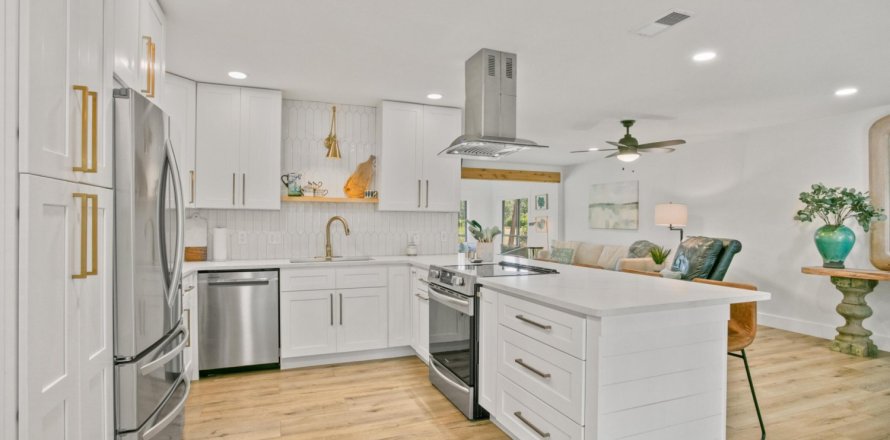 House in Miramar Beach, Florida 3 bedrooms, 152.36 sq.m. № 562420