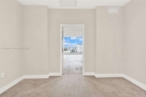 Commercial property in Aventura, Florida № 2195019 - photo 3