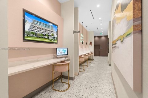 Commercial property in Aventura, Florida № 2195019 - photo 12