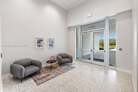 Commercial property in Aventura, Florida № 2195019 - photo 13
