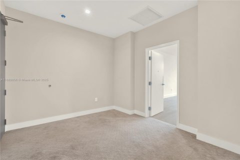 Commercial property in Aventura, Florida № 2195019 - photo 4