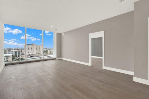 Commercial property in Aventura, Florida № 2195019