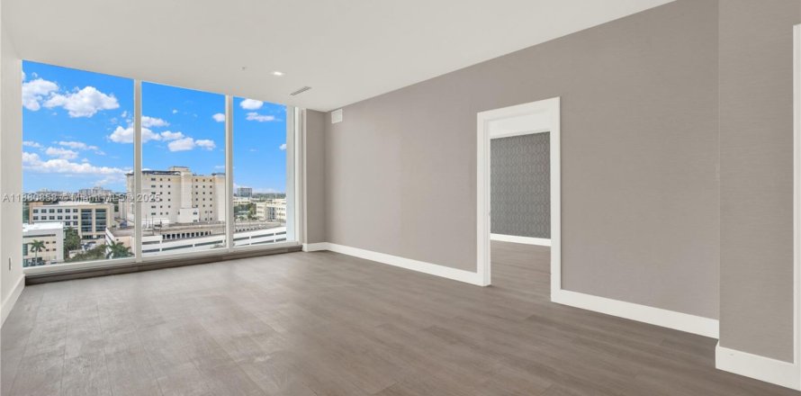 Commercial property in Aventura, Florida № 2195019