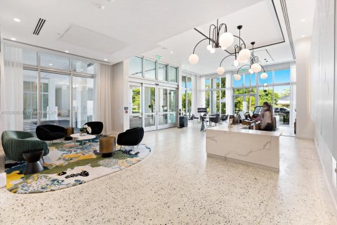 Commercial property in Aventura, Florida № 2195019 - photo 11