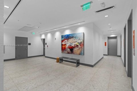 Commercial property in Aventura, Florida № 2195019 - photo 6