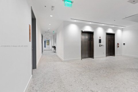 Commercial property in Aventura, Florida № 2195019 - photo 7