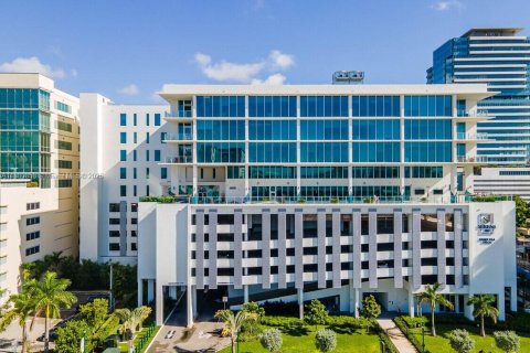 Commercial property in Aventura, Florida № 2195019 - photo 14