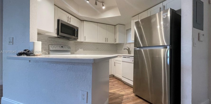 Condominio en Doral, Florida, 1 dormitorio  № 2049783