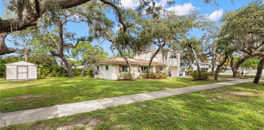 House in Palm Harbor, Florida 3 bedrooms, 184.6 sq.m. № 2400055