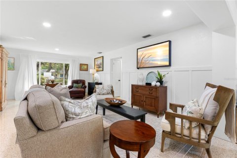 House in Palm Harbor, Florida 3 bedrooms, 184.6 sq.m. № 2400055 - photo 14