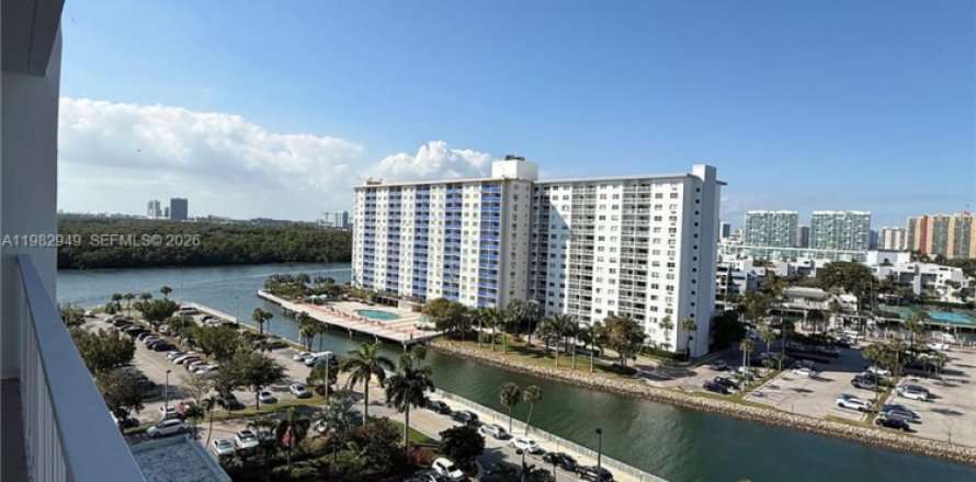 Студия в Санни-Айлс-Бич, Флорида № 2048170