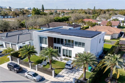 Casa en venta en Doral, Florida, 5 dormitorios, 392.7 m2 № 2036053 - foto 1