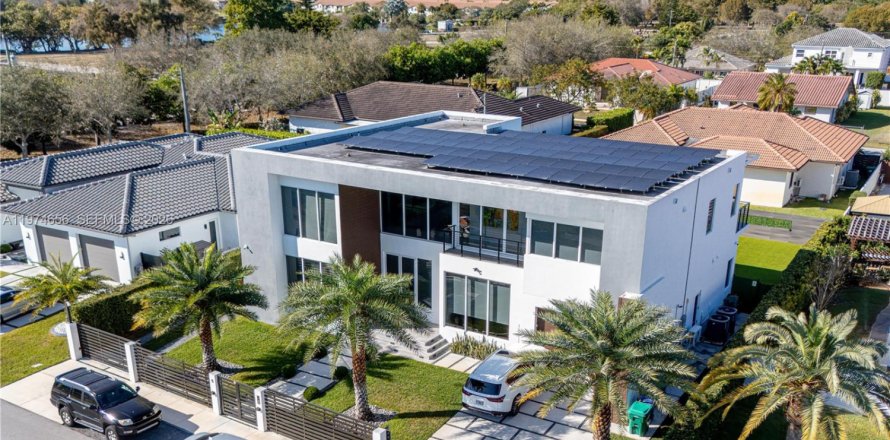 Casa en Doral, Florida 5 dormitorios, 392.7 m2 № 2036053
