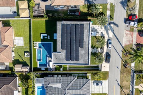 Casa en venta en Doral, Florida, 5 dormitorios, 392.7 m2 № 2036053 - foto 9