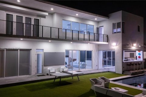 Casa en venta en Doral, Florida, 5 dormitorios, 392.7 m2 № 2036053 - foto 23