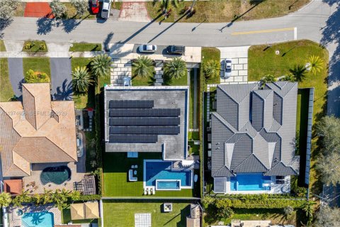 Casa en venta en Doral, Florida, 5 dormitorios, 392.7 m2 № 2036053 - foto 8