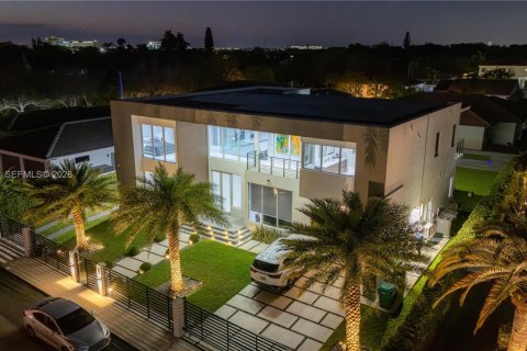 Casa en venta en Doral, Florida, 5 dormitorios, 392.7 m2 № 2036053 - foto 21