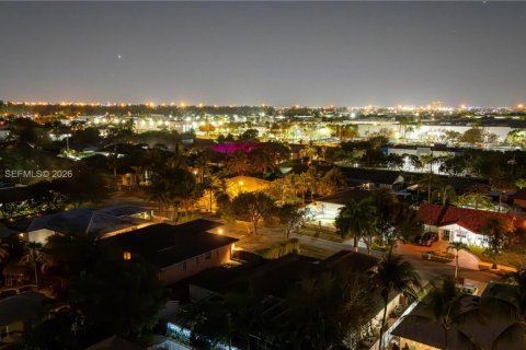 Casa en venta en Doral, Florida, 5 dormitorios, 392.7 m2 № 2036053 - foto 16