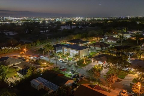 Casa en venta en Doral, Florida, 5 dormitorios, 392.7 m2 № 2036053 - foto 20