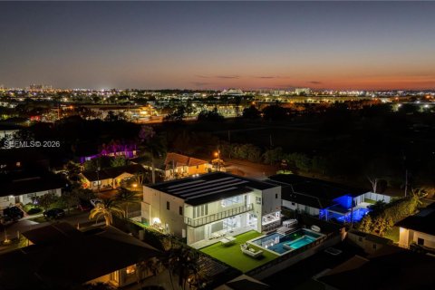 Casa en venta en Doral, Florida, 5 dormitorios, 392.7 m2 № 2036053 - foto 15