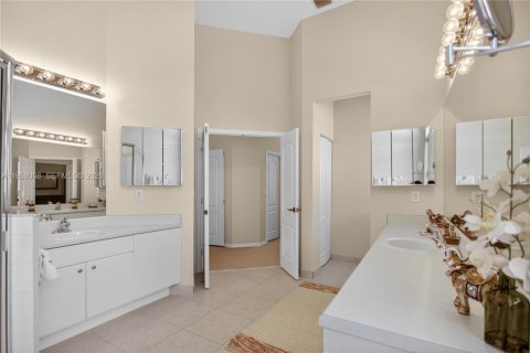 House in Pembroke Pines, Florida 5 bedrooms, 263.29 sq.m. № 2017470 - photo 28