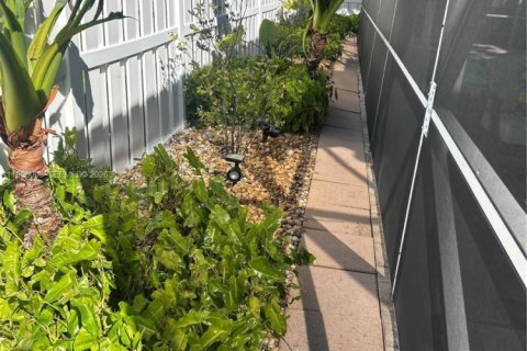 House in Pembroke Pines, Florida 5 bedrooms, 263.29 sq.m. № 2017470 - photo 12