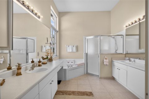 House in Pembroke Pines, Florida 5 bedrooms, 263.29 sq.m. № 2017470 - photo 30